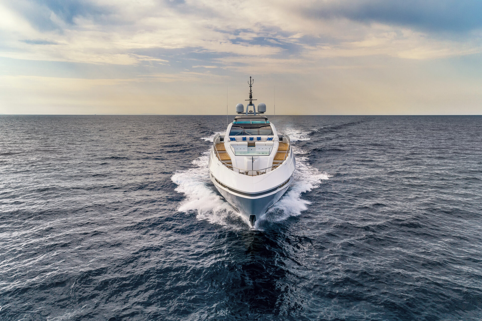 Yacht Mangusta in navigazione sul mare aperto.