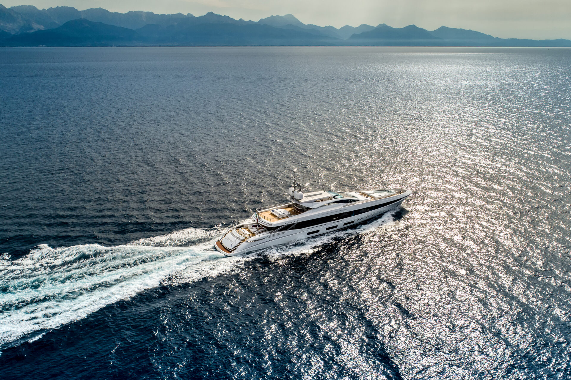 Yacht di lusso Mangusta in navigazione sul mare.