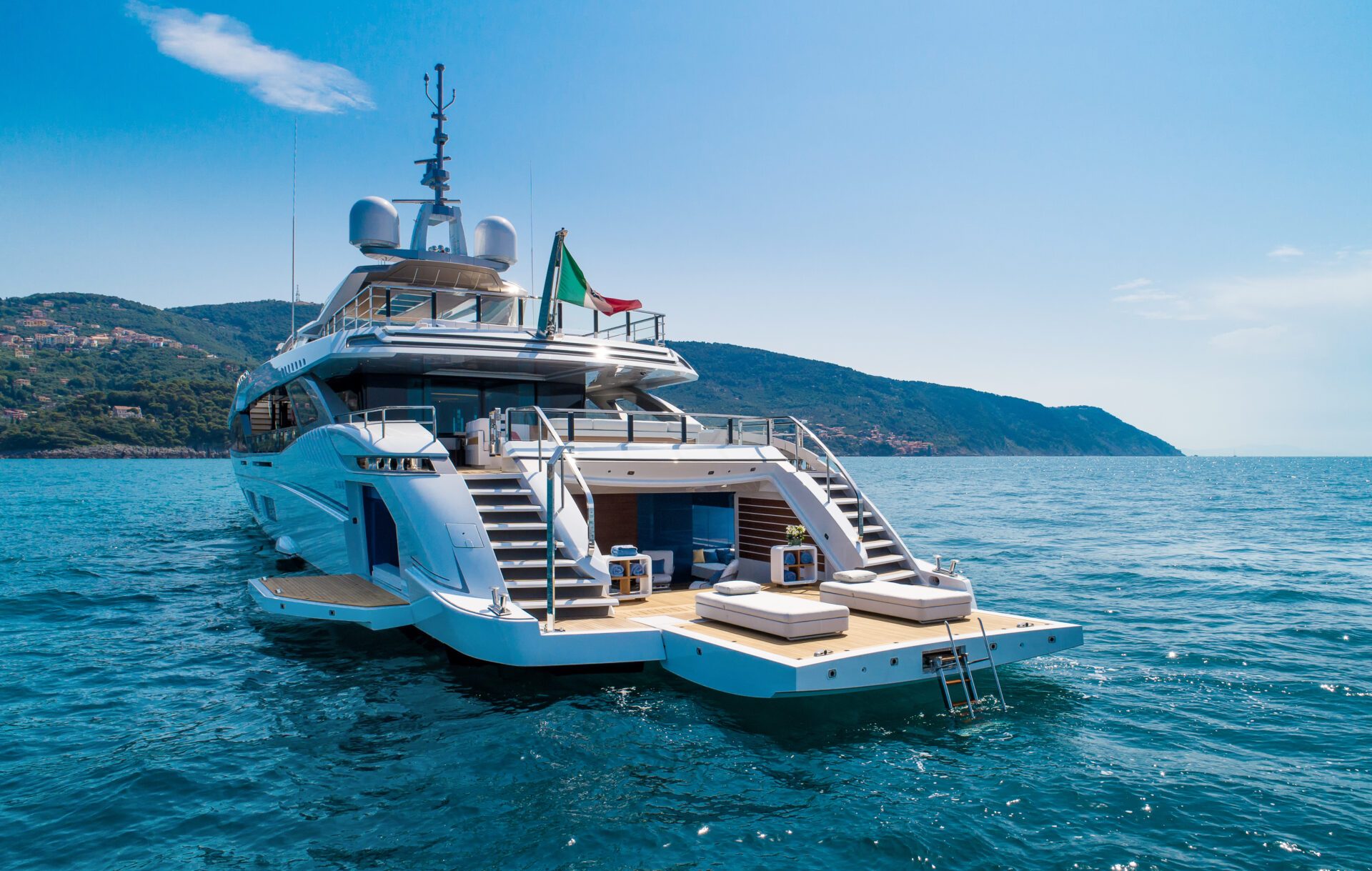 Yacht Mangusta sul mare con vista panoramica.
