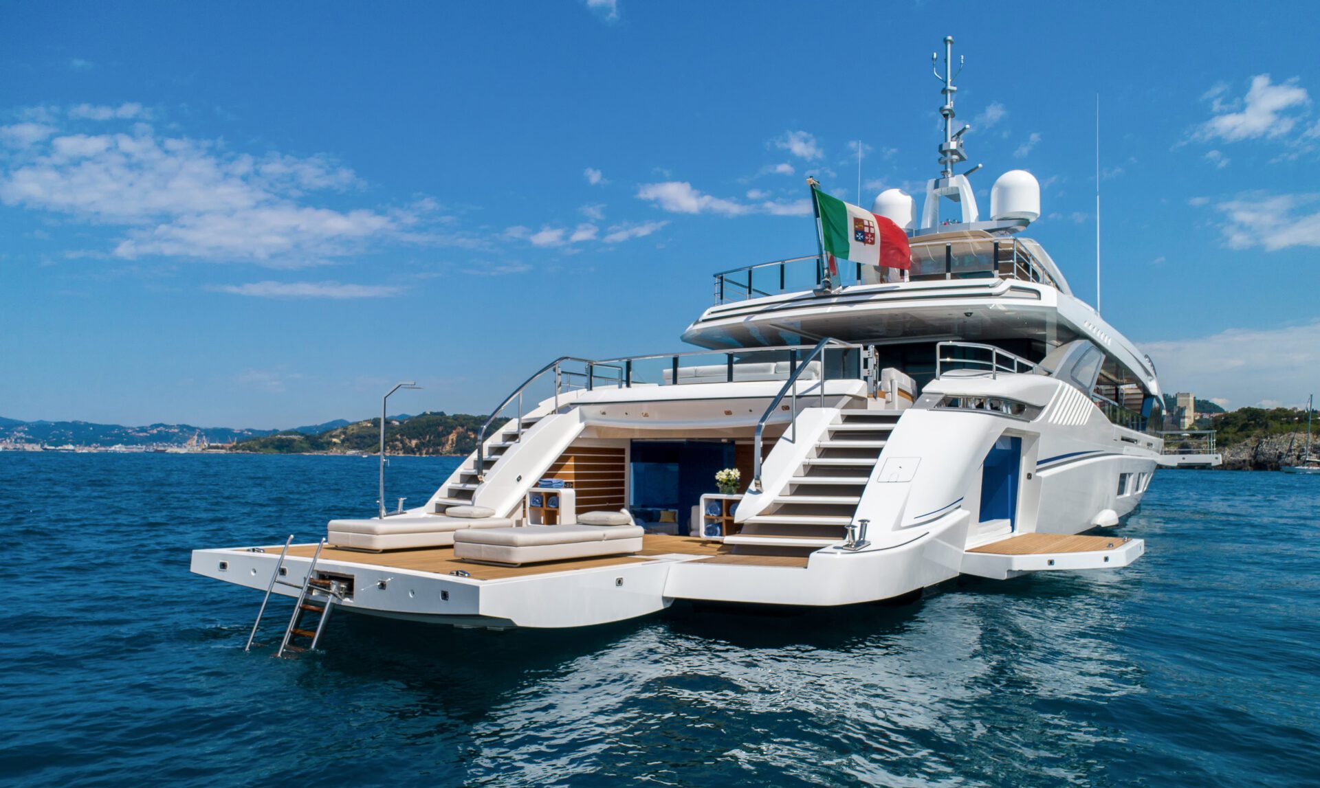 Yacht Mangusta sul mare con bandiera italiana