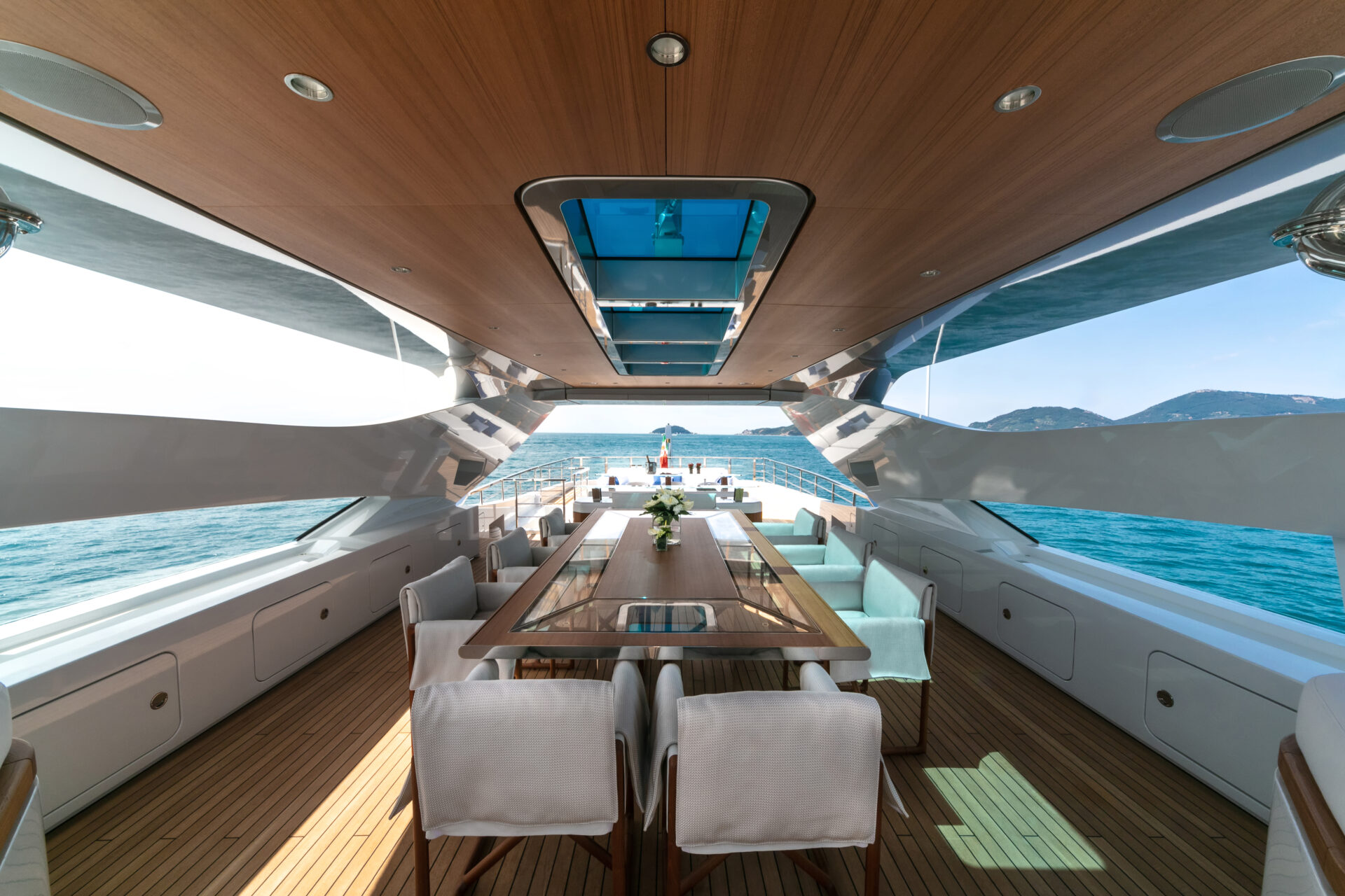 Pranzo elegante su yacht Mangusta con vista mare