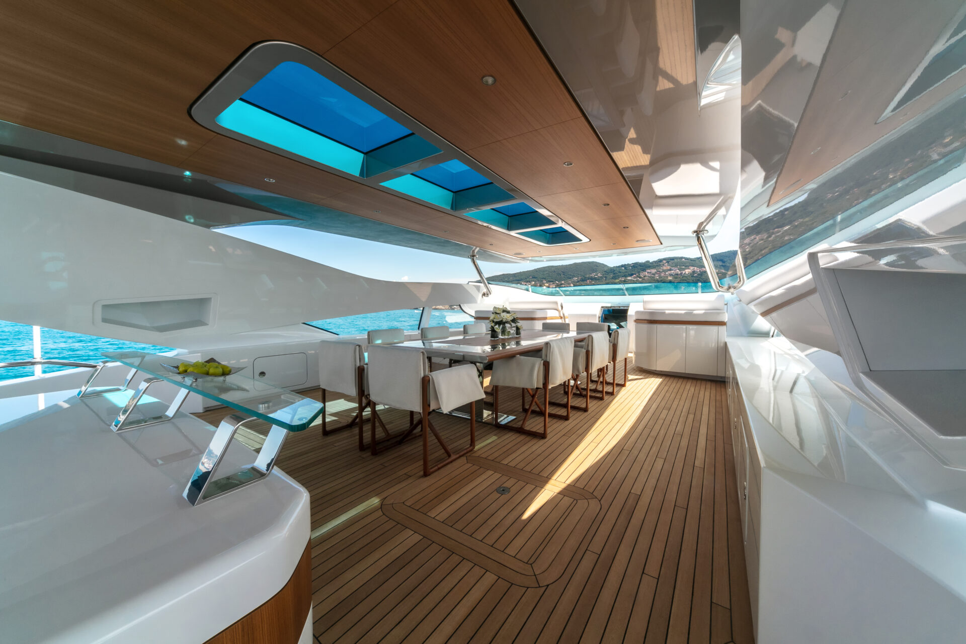 Interno elegante yacht Mangusta con vista mare.