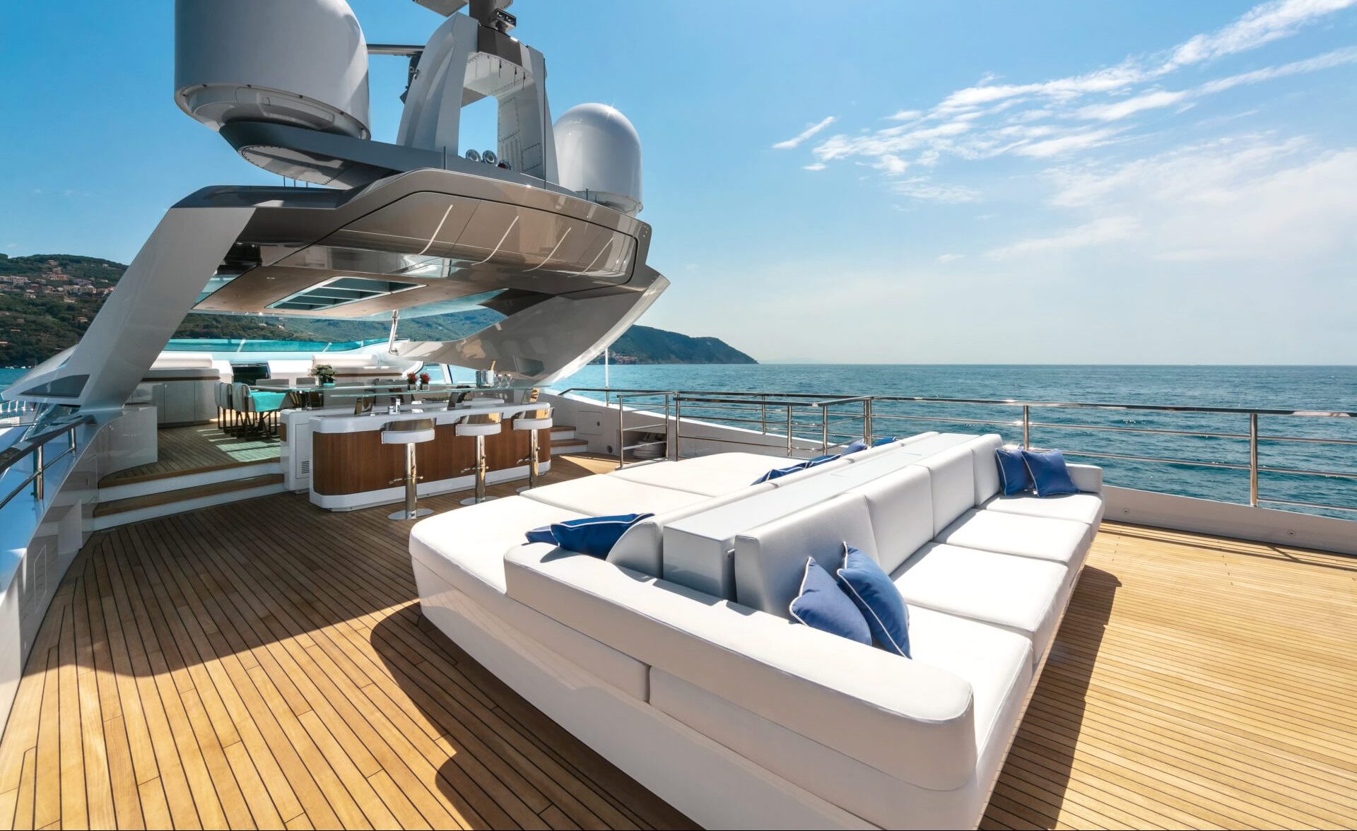 Sundeck lussuoso Mangusta Yachts con vista mare