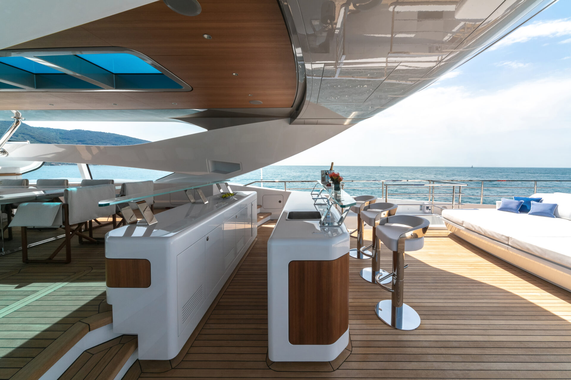 Terrazza spaziosa su yacht Mangusta con vista mare