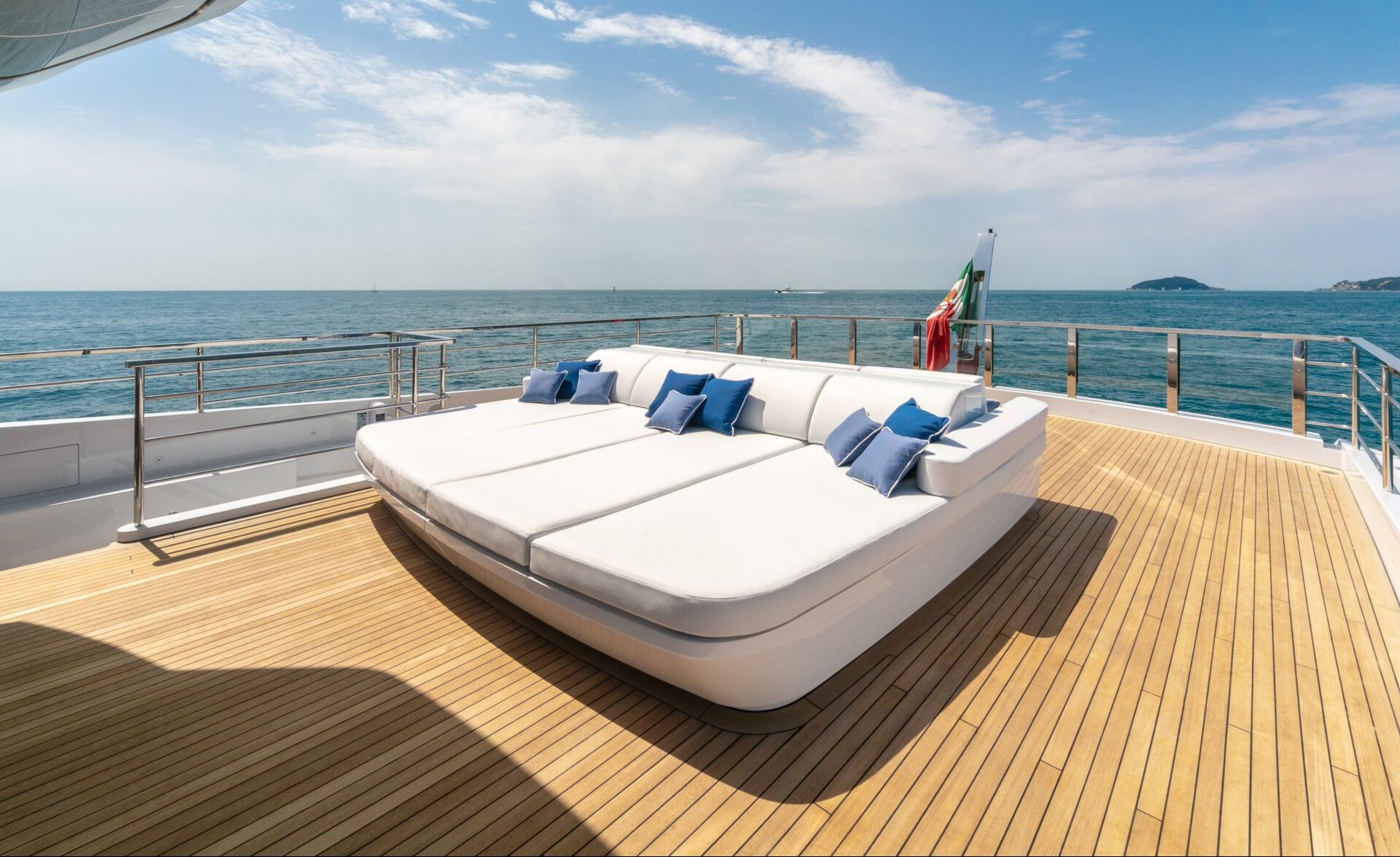 Sundeck Mangusta Yachts con cuscini blu e mare.