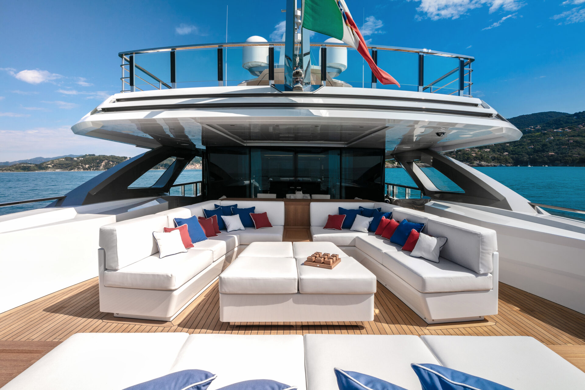 Soggiorno esterno su yacht di lusso Mangusta