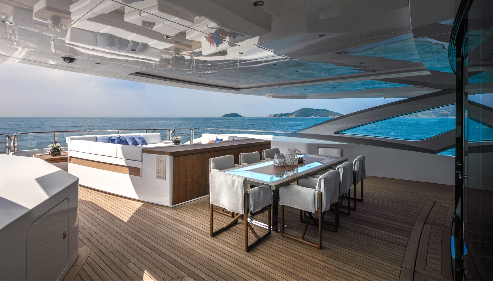 Terrazza lussuosa su Mangusta Yachts con vista mare.