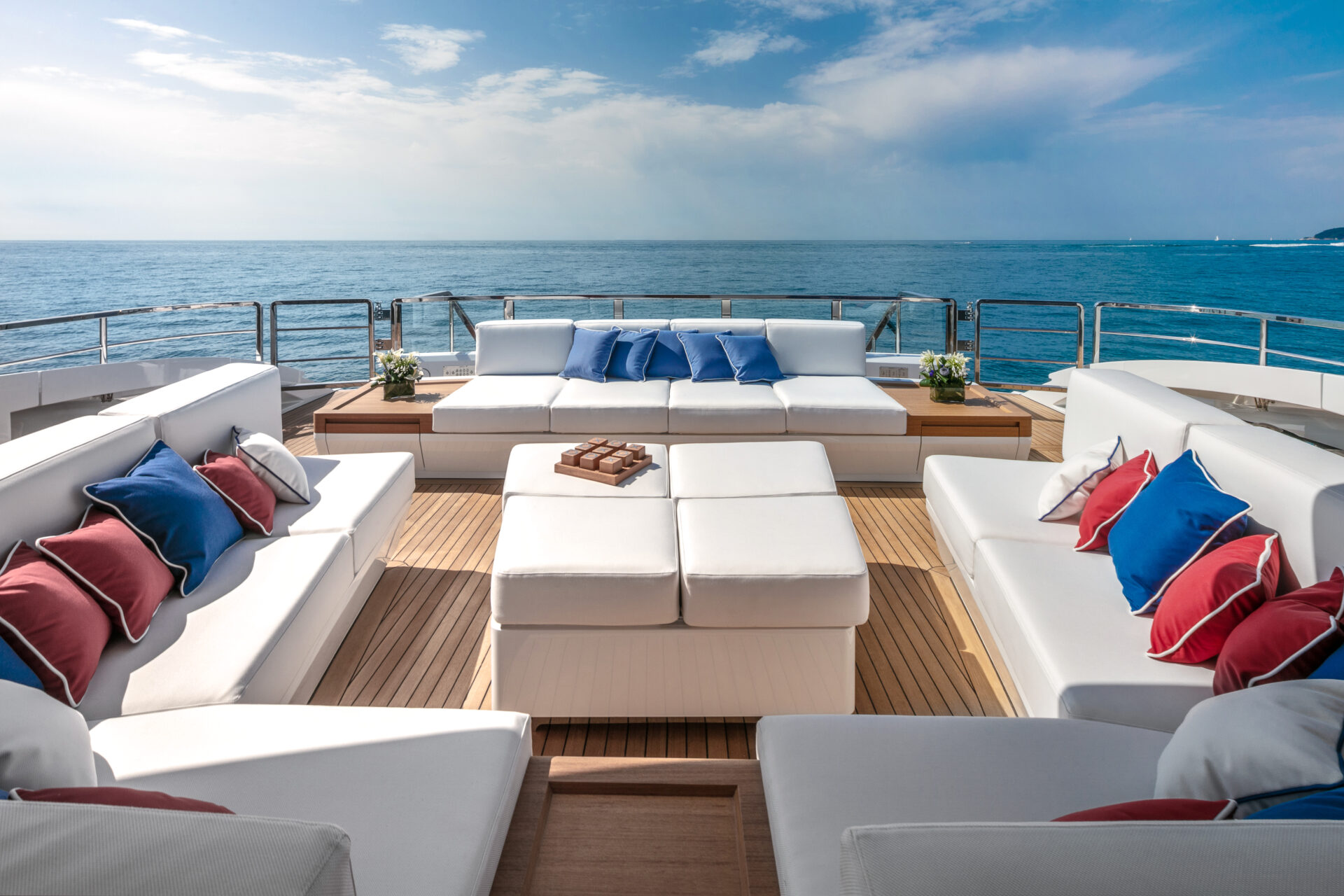 Area lounge lussuosa su yacht Mangusta Yachts