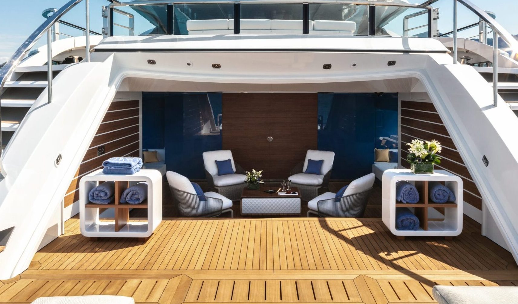 Salotto esterno su yacht Mangusta, elegante e raffinato.