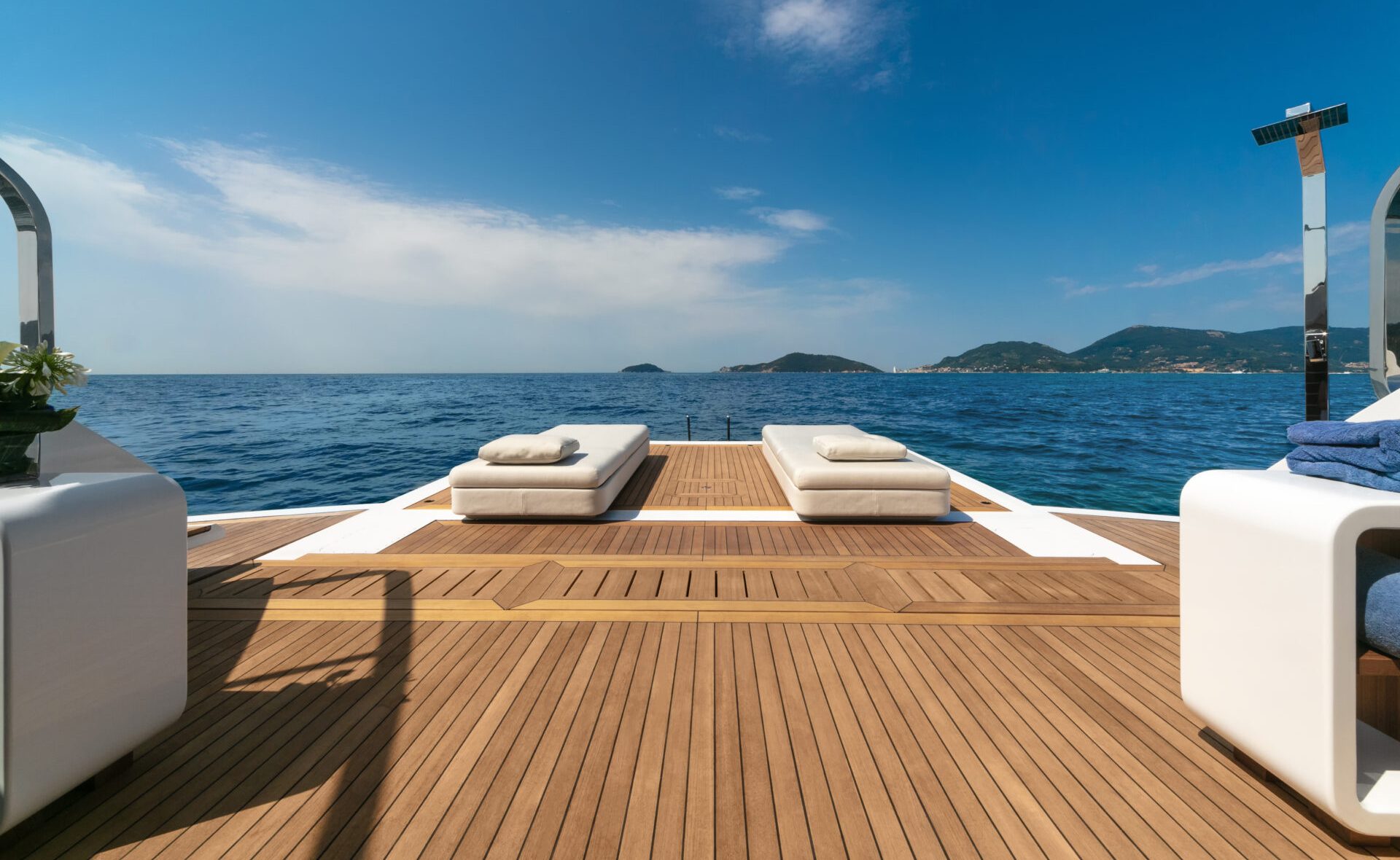 Terrazza relax su yacht Mangusta, vista mare.