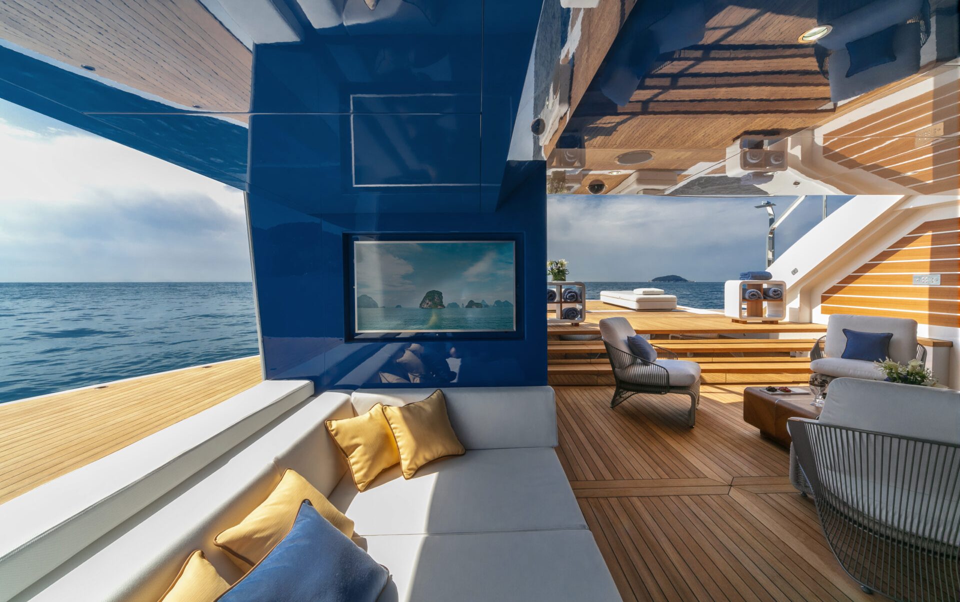 Salotto esterno lussuoso su yacht Mangusta.