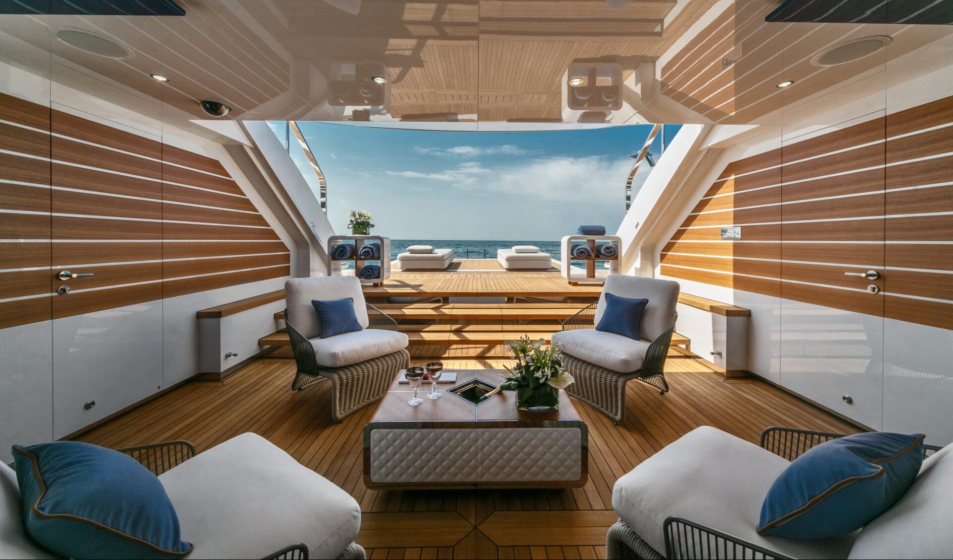 Interni eleganti di un Mangusta Yacht sul mare