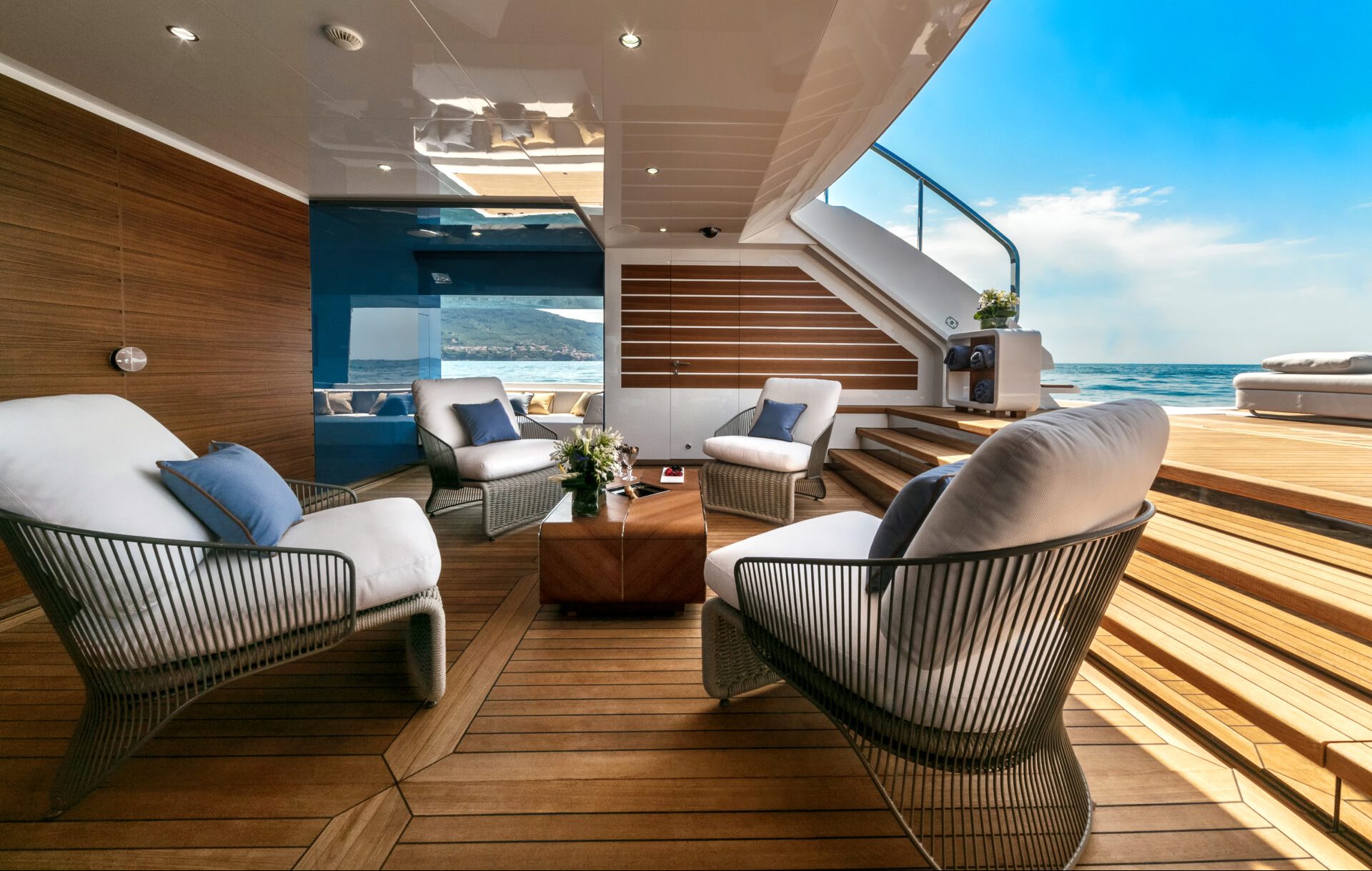 Salotto elegante su yacht Mangusta con vista mare.