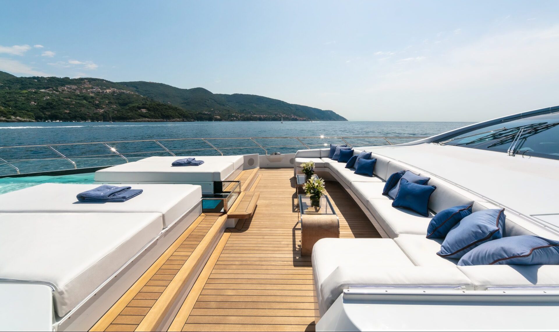 Ponte panoramico Mangusta Yachts con vista mare