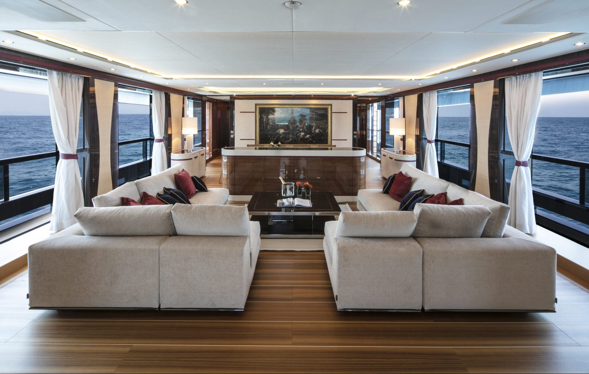 Salotto di lusso con vista mare su Mangusta Yacht.