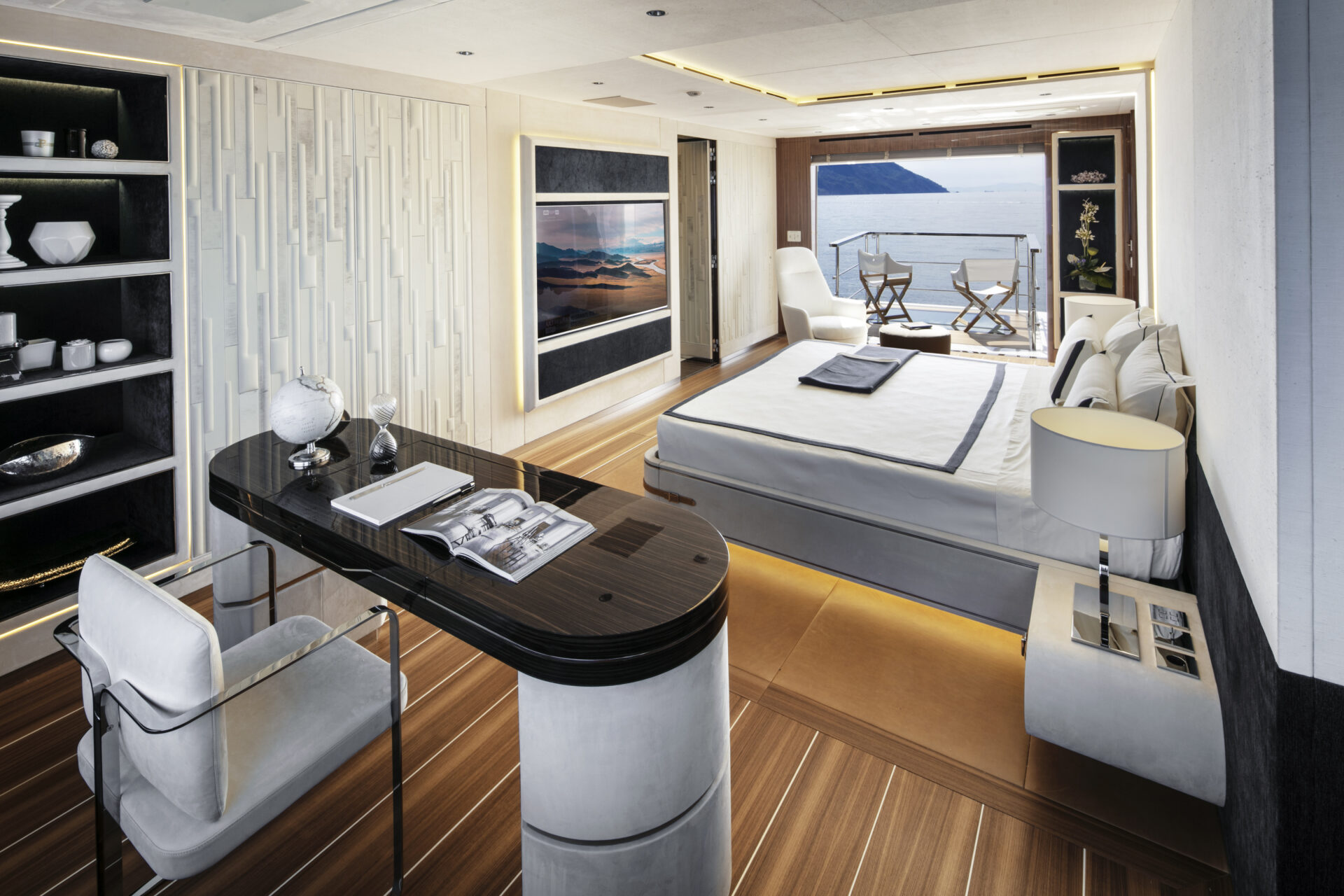 Cabina lussuosa, yacht Mangusta, vista mare.