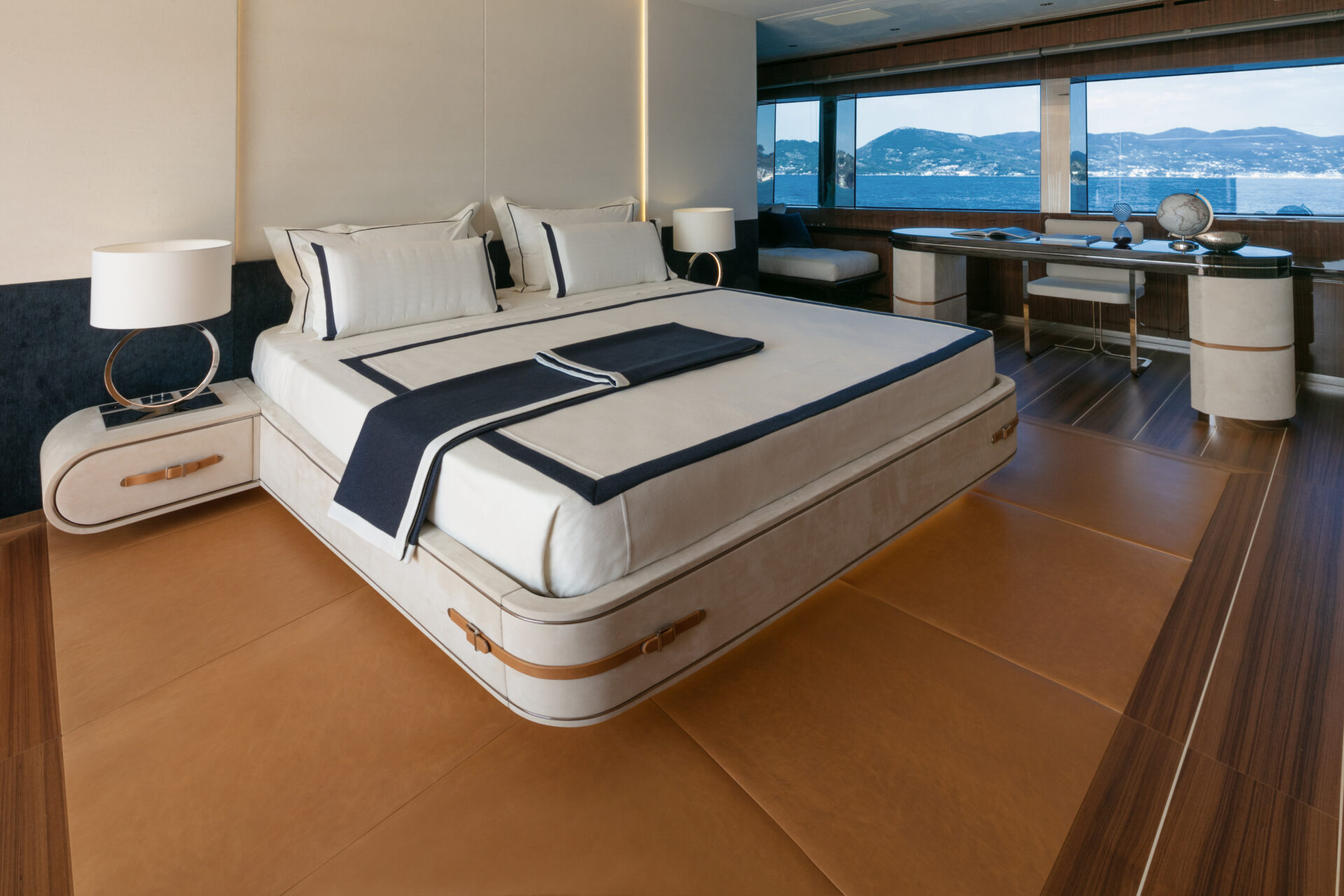 Cabina lusso Mangusta Yachts con vista mare.
