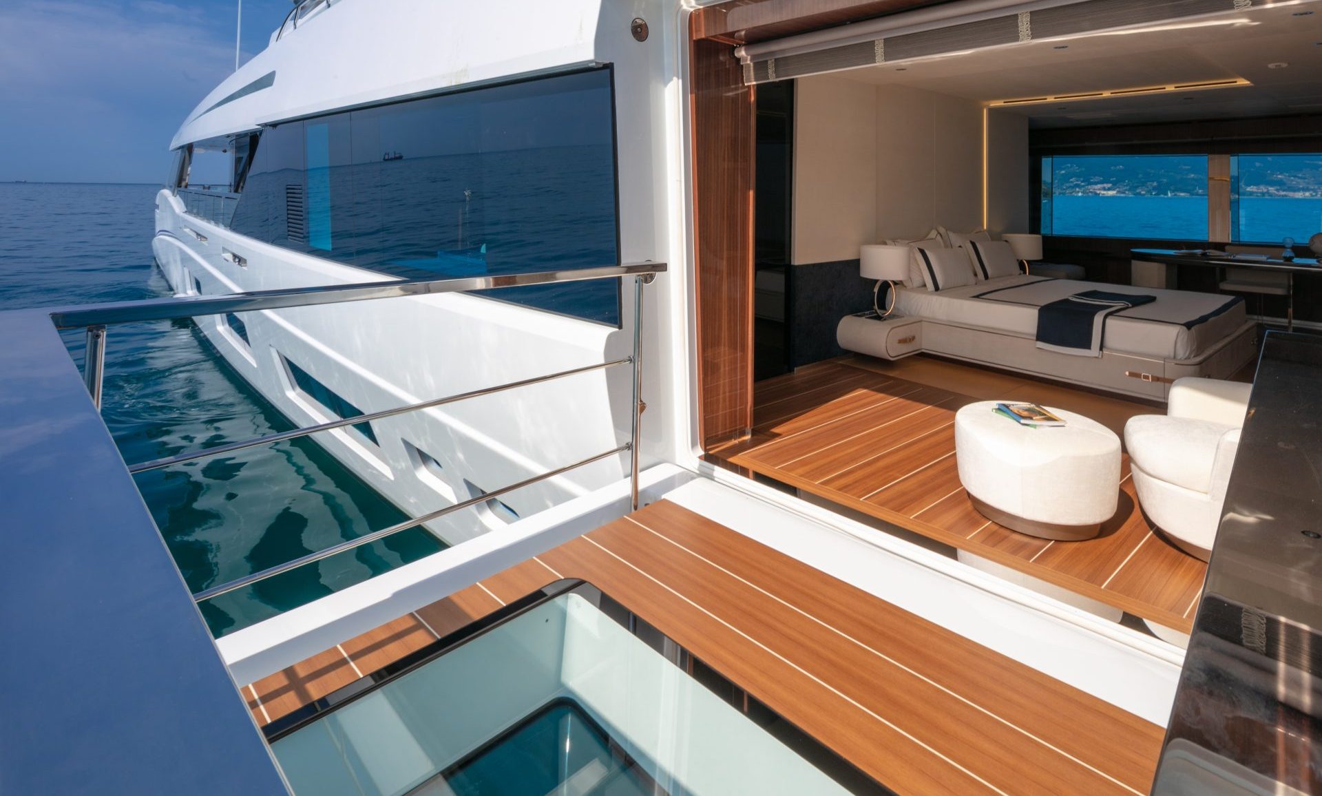 Yacht Mangusta con interni di lusso sul mare.