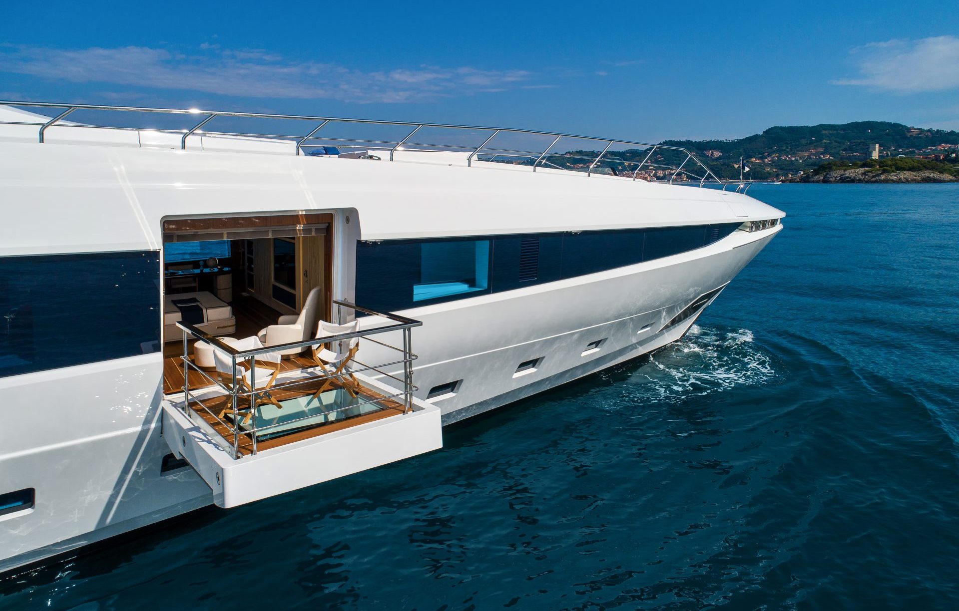Yacht Mangusta con terrazza esterna retrattile.