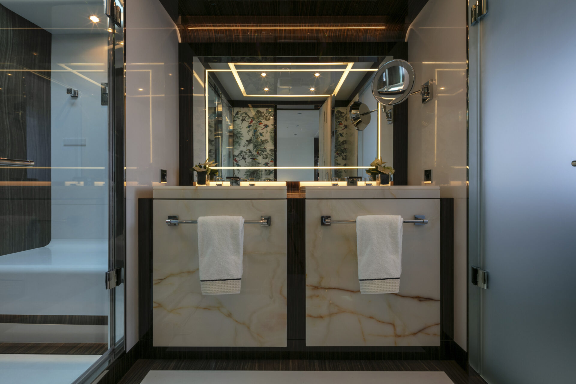 Bagno di lusso Mangusta Yachts con specchio illuminato