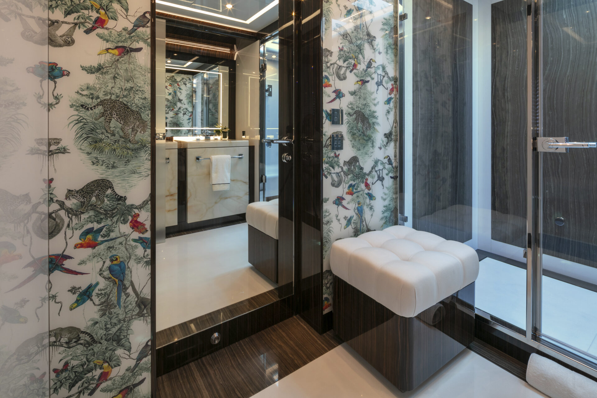 Interni yacht Mangusta con decorazioni tropicali.