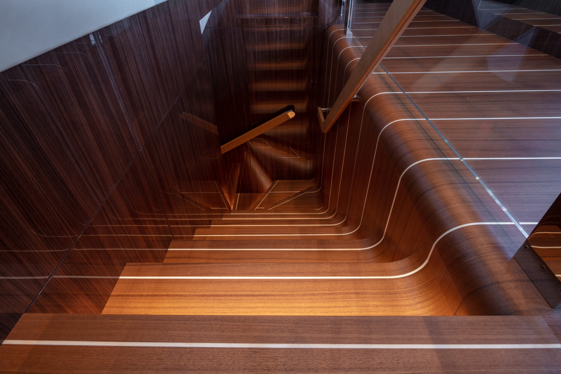 Scala in legno di lusso interno Mangusta Yachts.
