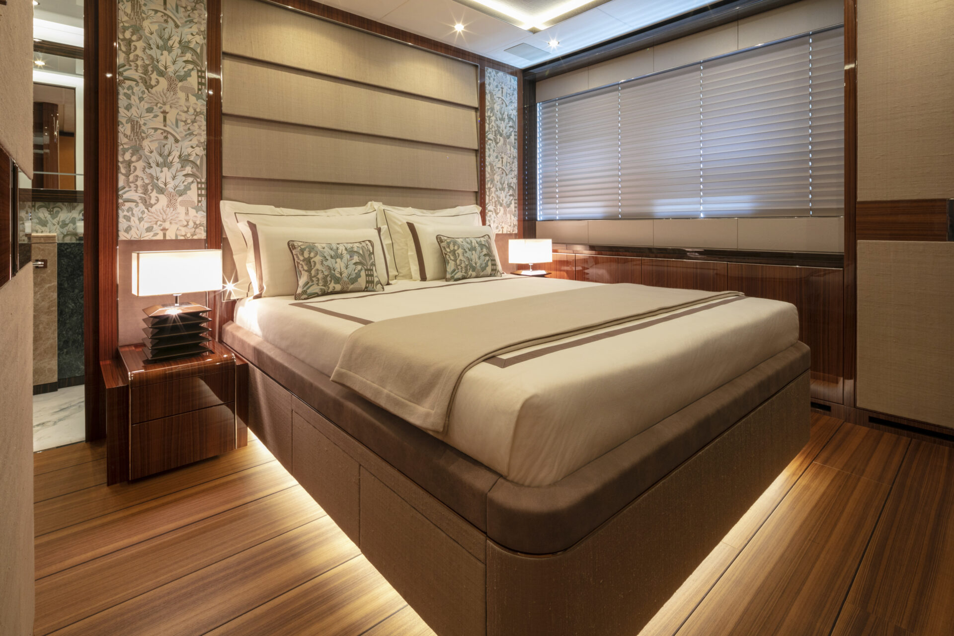 Cabina lussuosa Mangusta Yachts con letto matrimoniale.