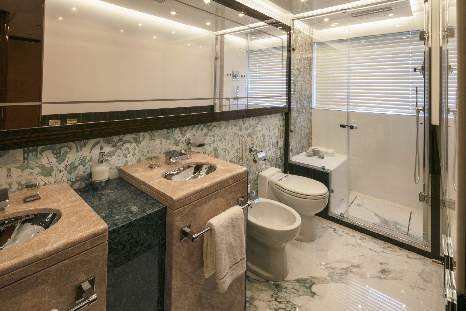 Bagno di lusso Mangusta Yachts, doppio lavabo eleganza