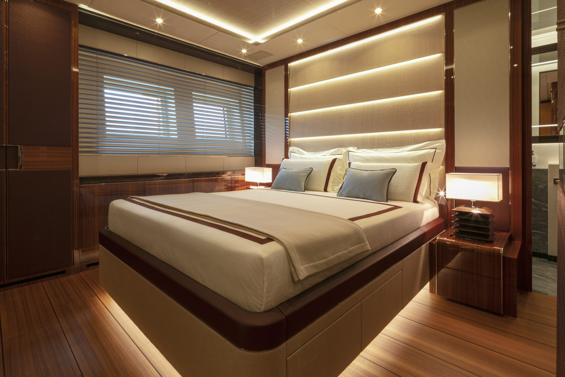 Cabina lussuosa Mangusta Yachts con letto matrimoniale.