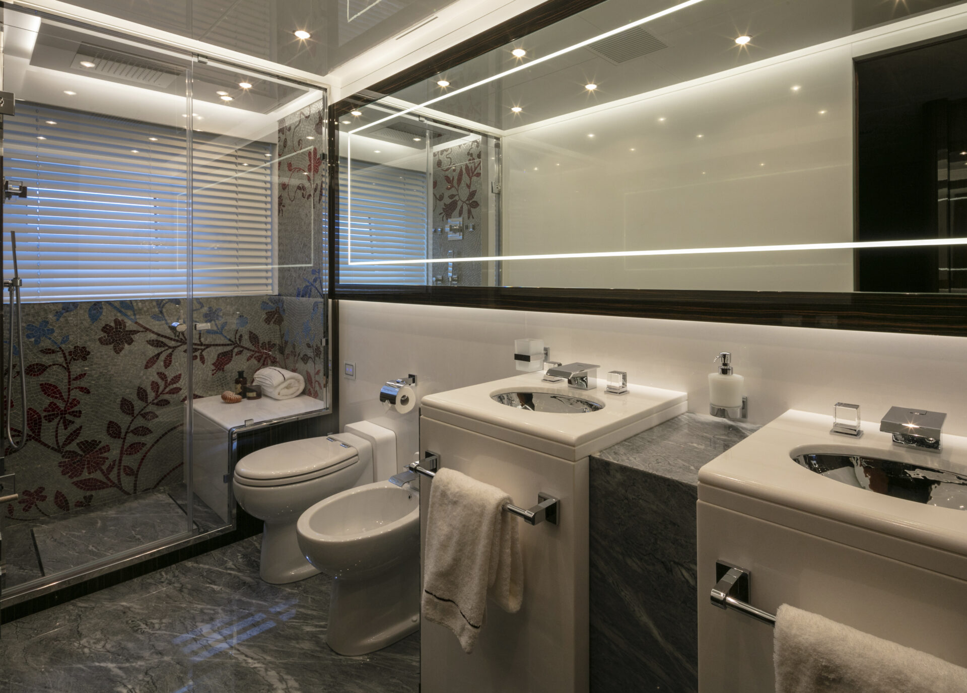 Bagno di lusso yacht Mangusta con mosaico floreale.