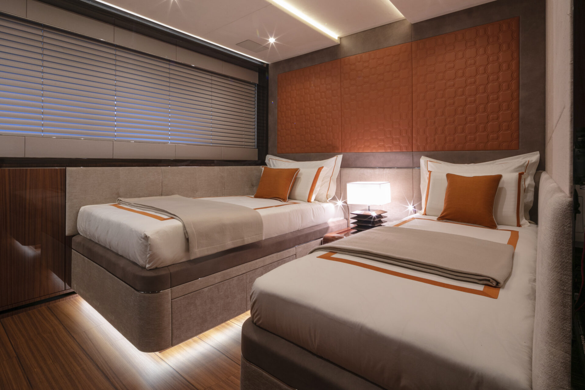 Cabina interna lussuosa di un Mangusta Yacht.