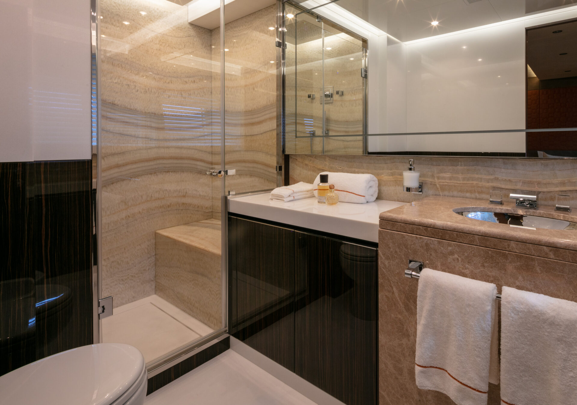 Bagno di lusso Mangusta Yachts con marmo elegante.