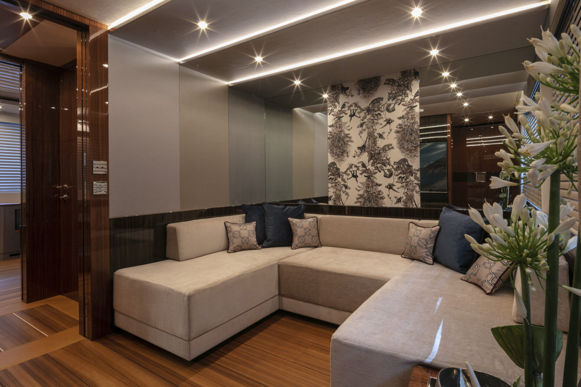 Interni eleganti del salotto su uno yacht Mangusta.