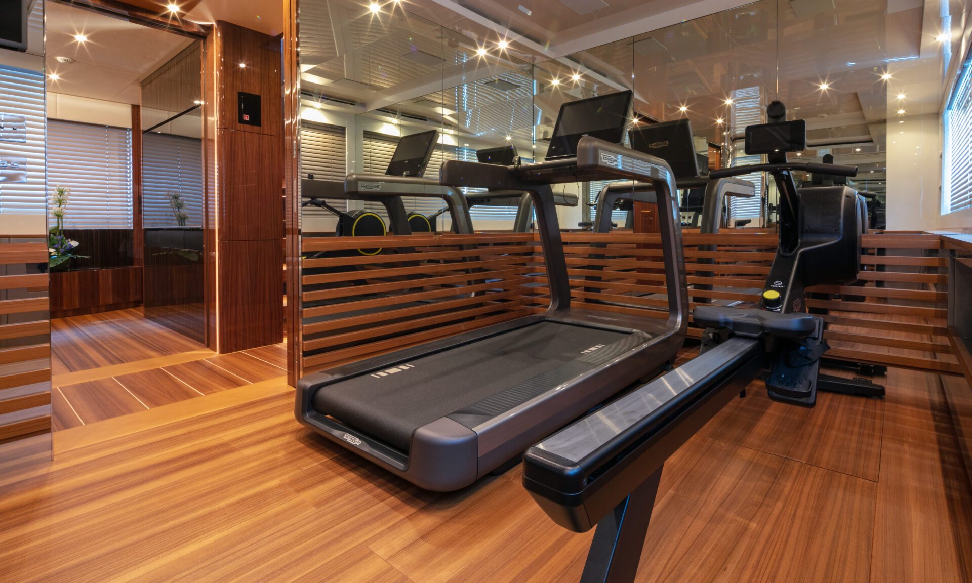 Palestra elegante a bordo di uno yacht di lusso.