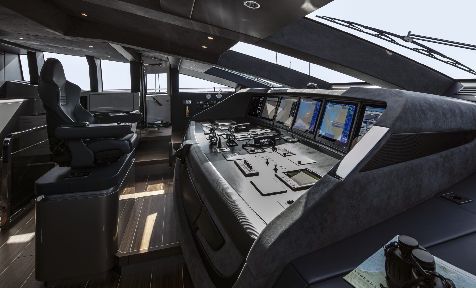 Plancia di comando moderna su yacht di lusso.