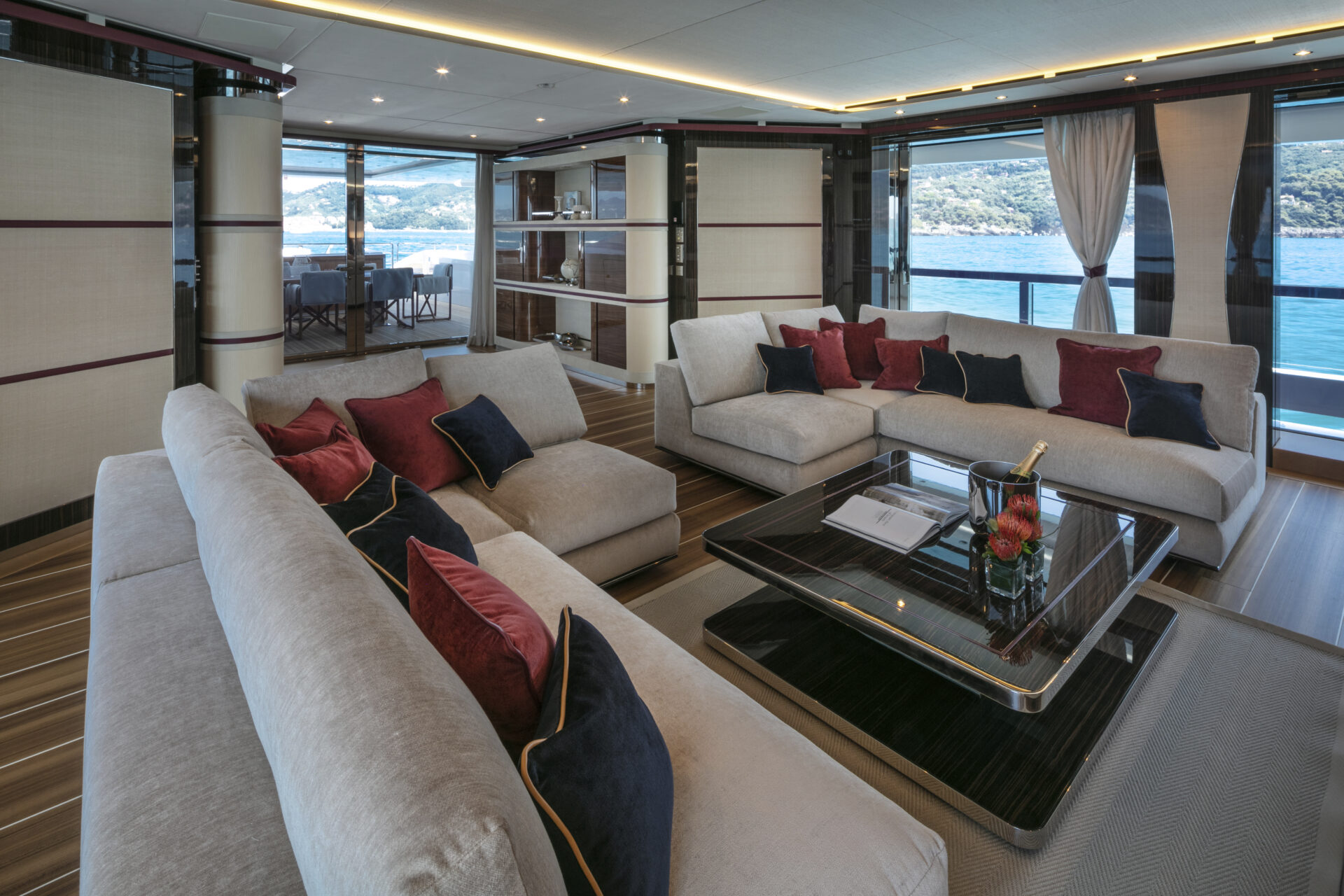 Salotto di lusso sullo yacht Mangusta Yachts