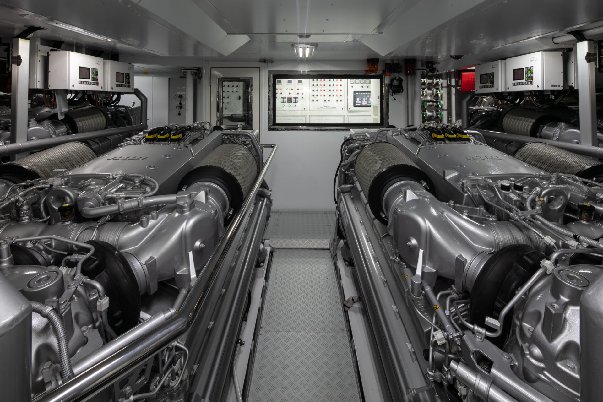 Sala macchine di uno yacht Mangusta, motori potenti.