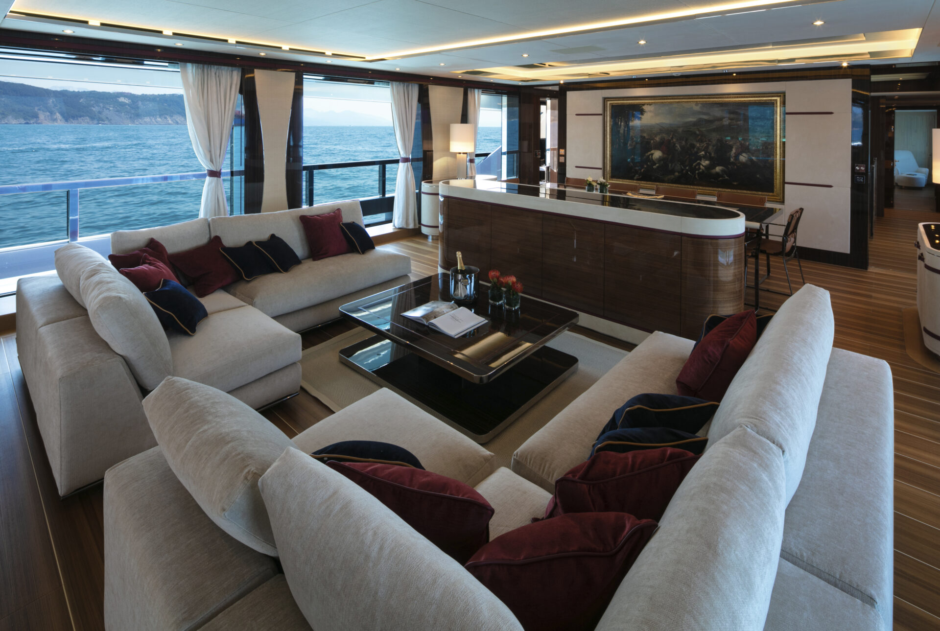 Interni lussuosi di Mangusta Yachts con vista mare.