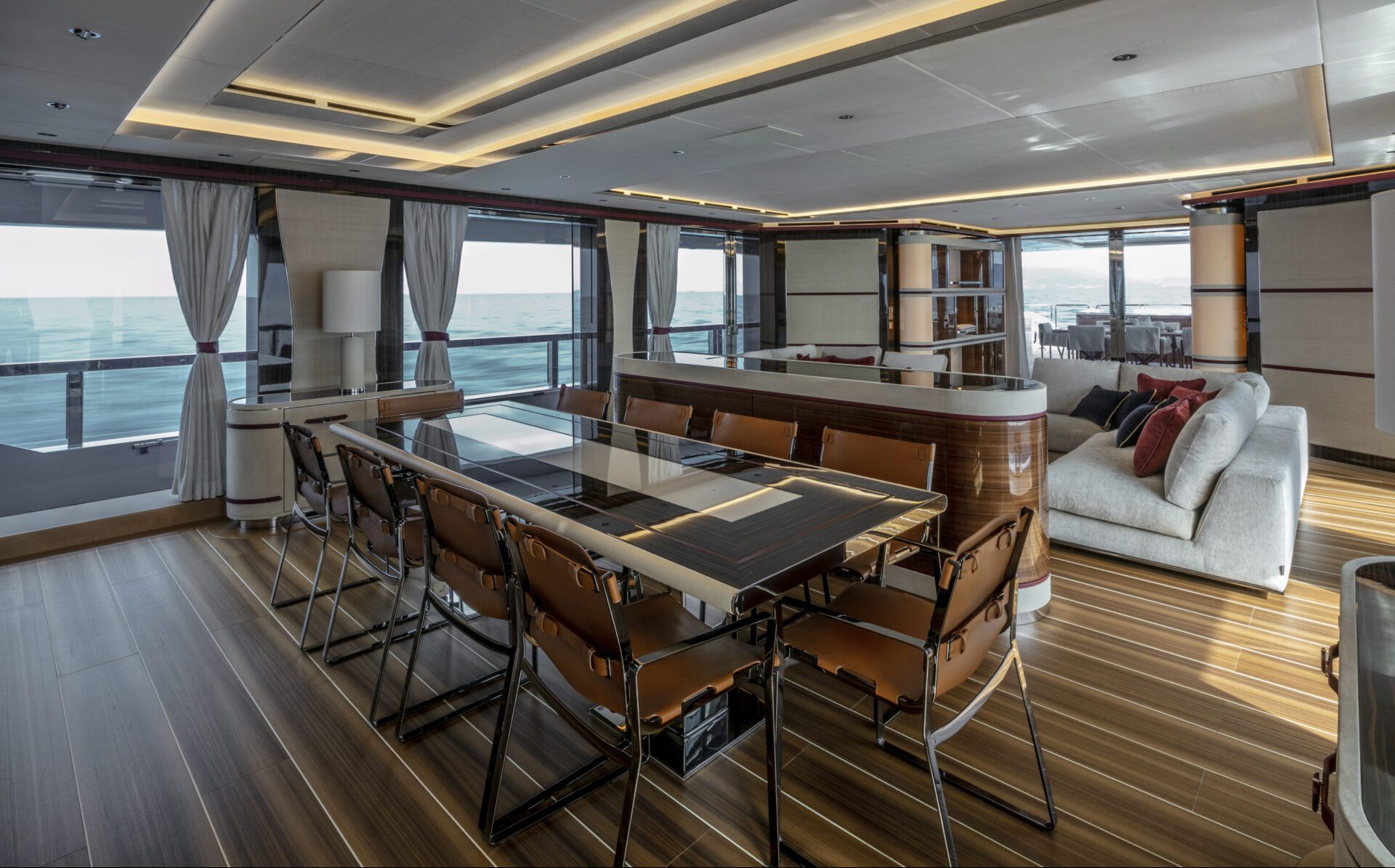 Salone elegante con vista mare su yacht Mangusta.