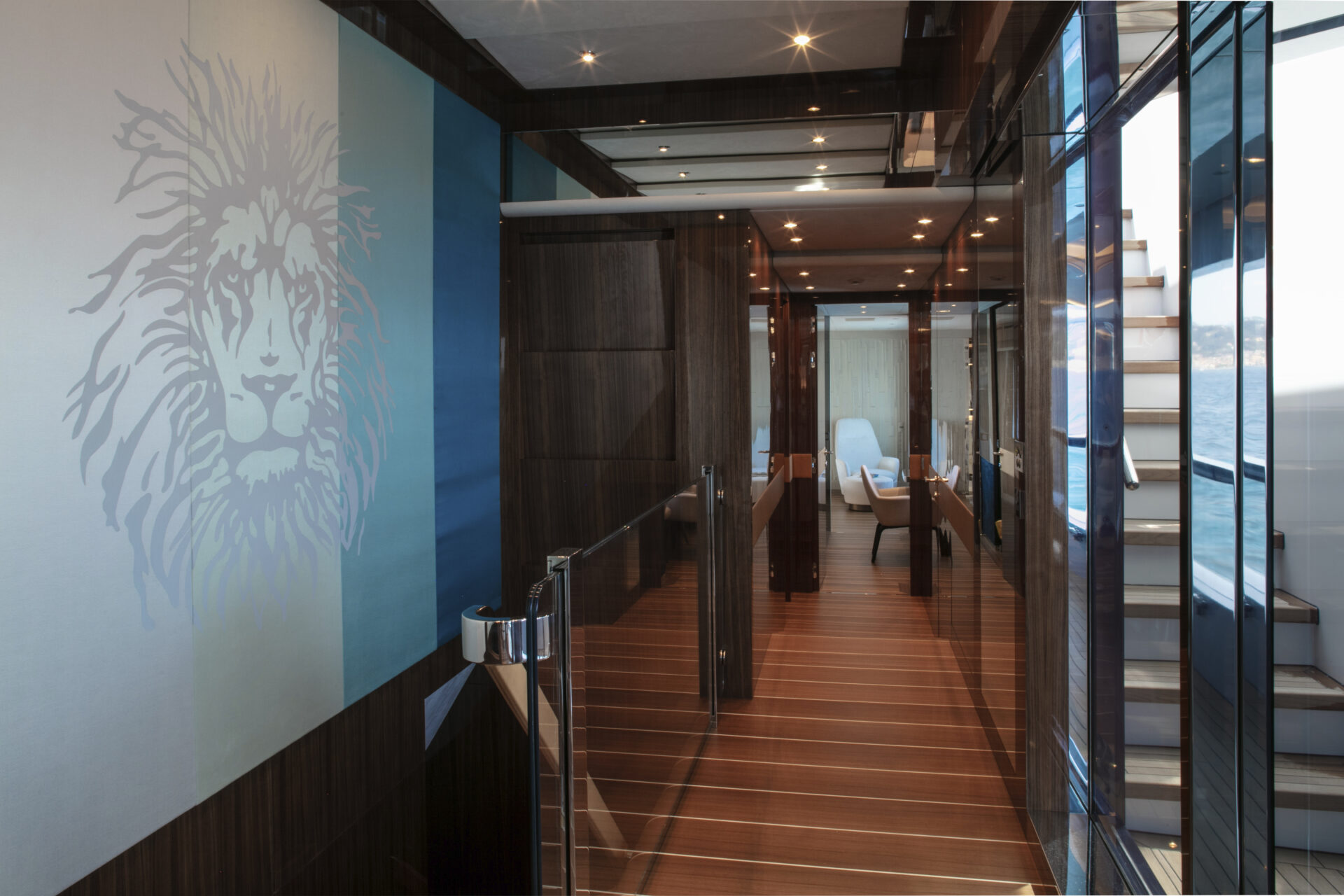 Interni di lusso Mangusta Yachts con leone stilizzato.