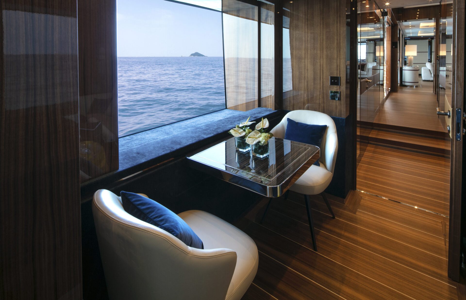 Salottino elegante su Mangusta Yachts con vista mare.