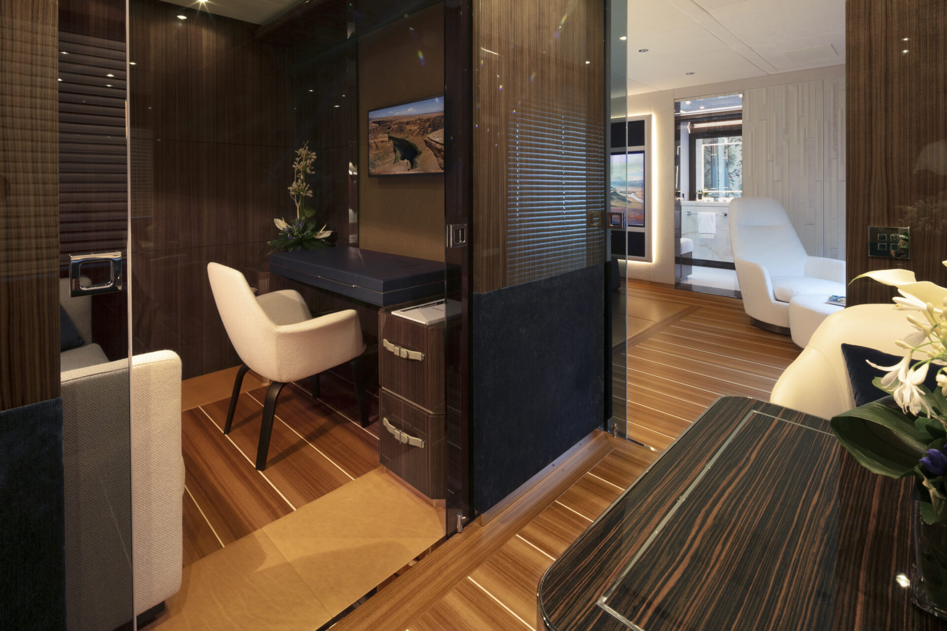 Interni eleganti ufficio Mangusta Yachts.