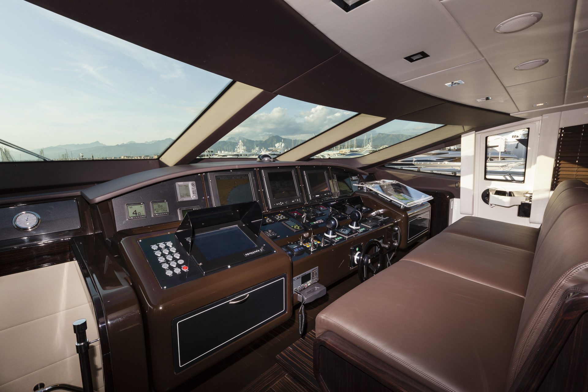 Plancia di comando elegante Mangusta Yachts