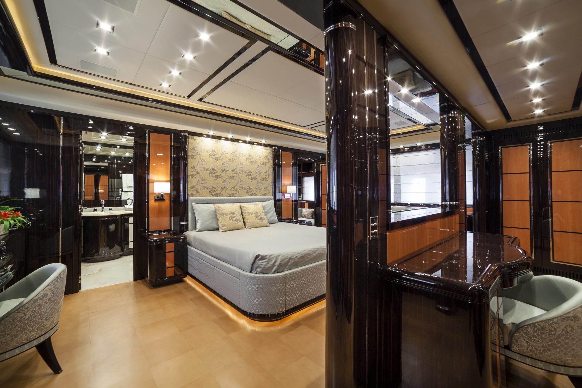 Elegante cabina armatoriale di lusso su Mangusta Yacht.