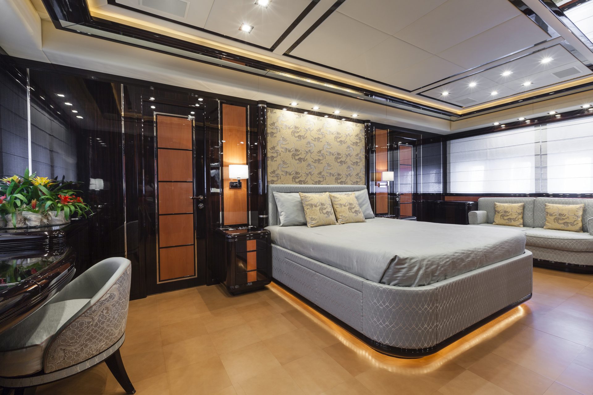 Cabina di lusso Mangusta Yachts con letto king-size