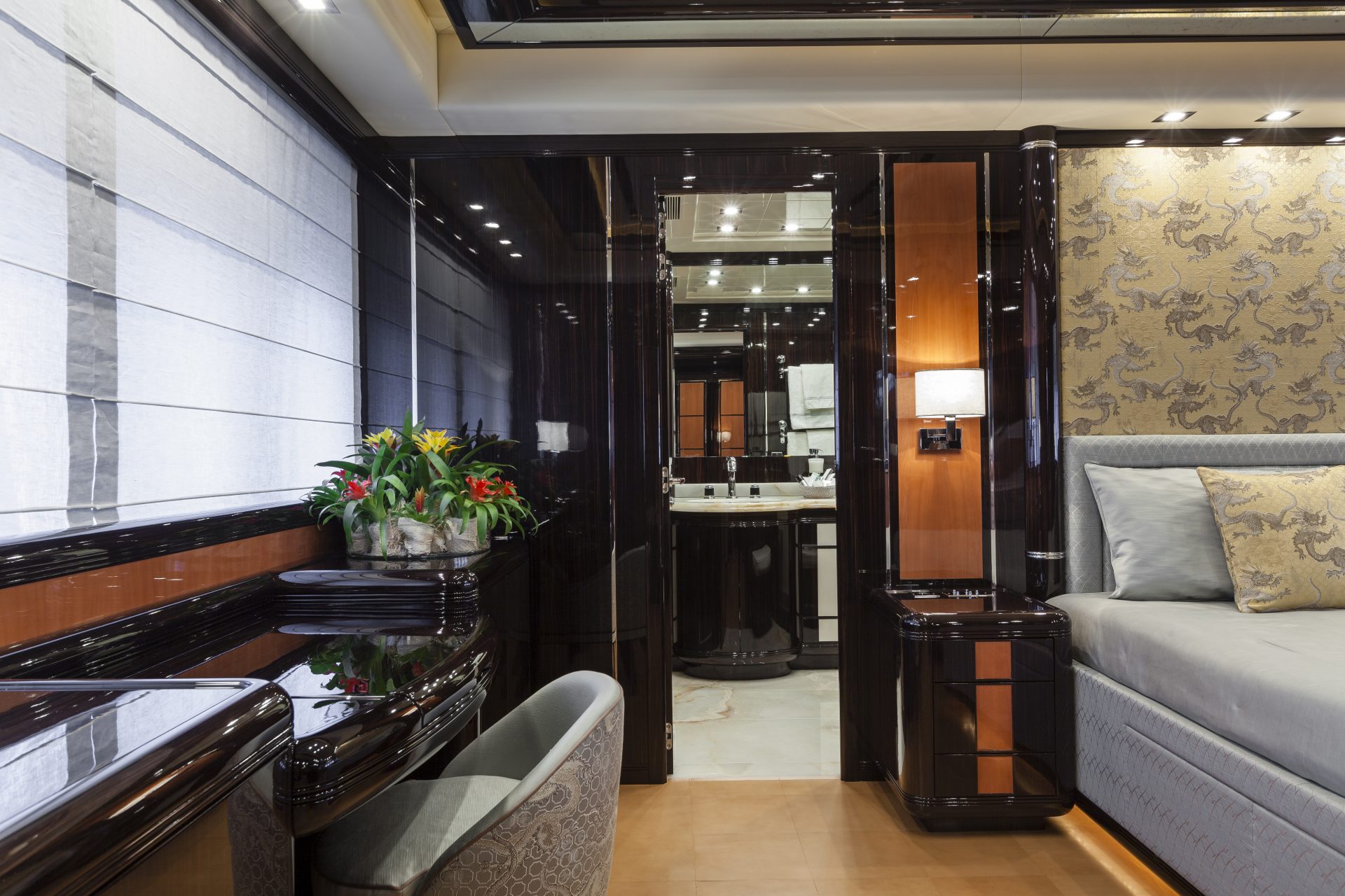 Interni di lusso Yachts Mangusta con dettagli eleganti.