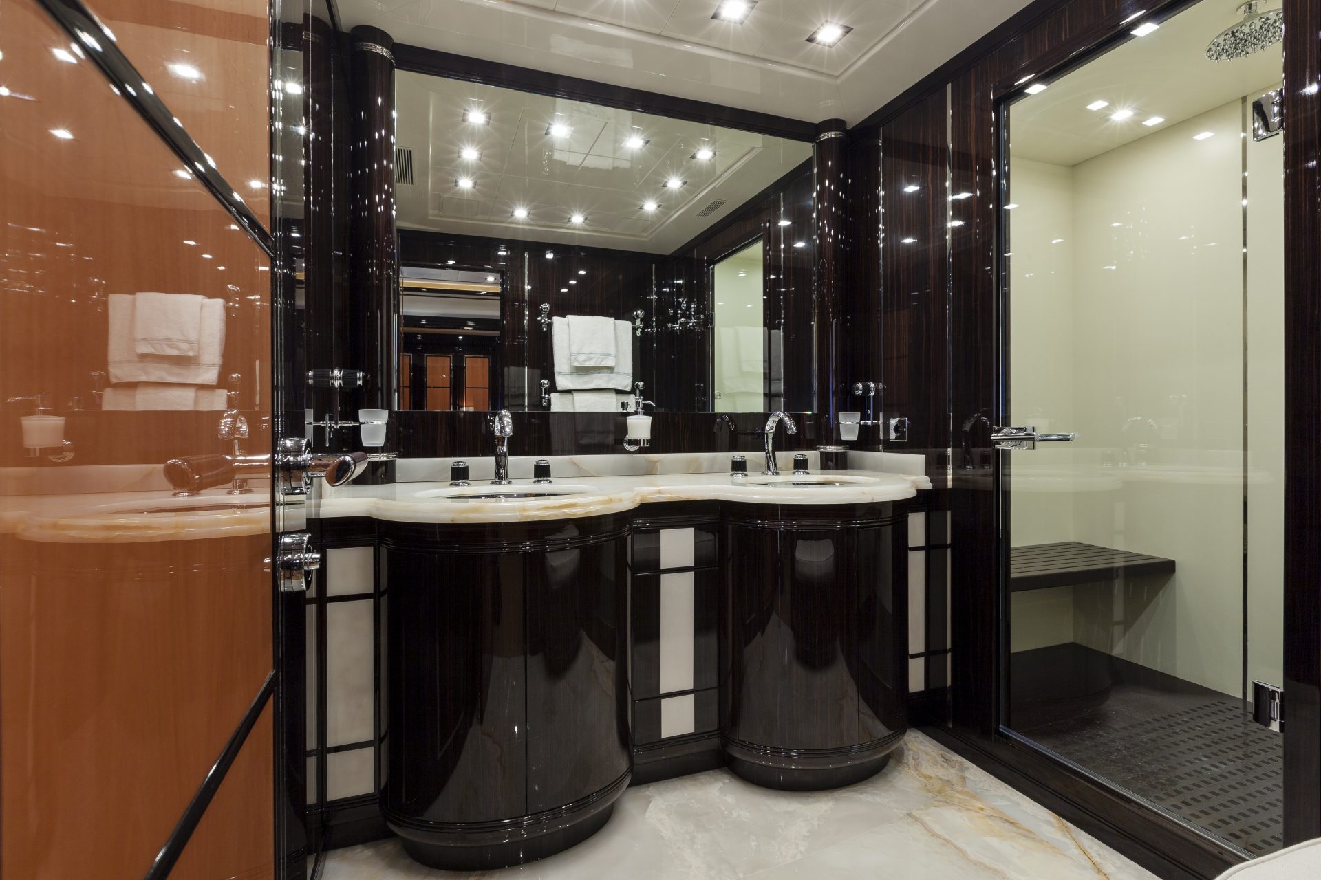 Bagno di lusso Mangusta Yachts con finiture eleganti.