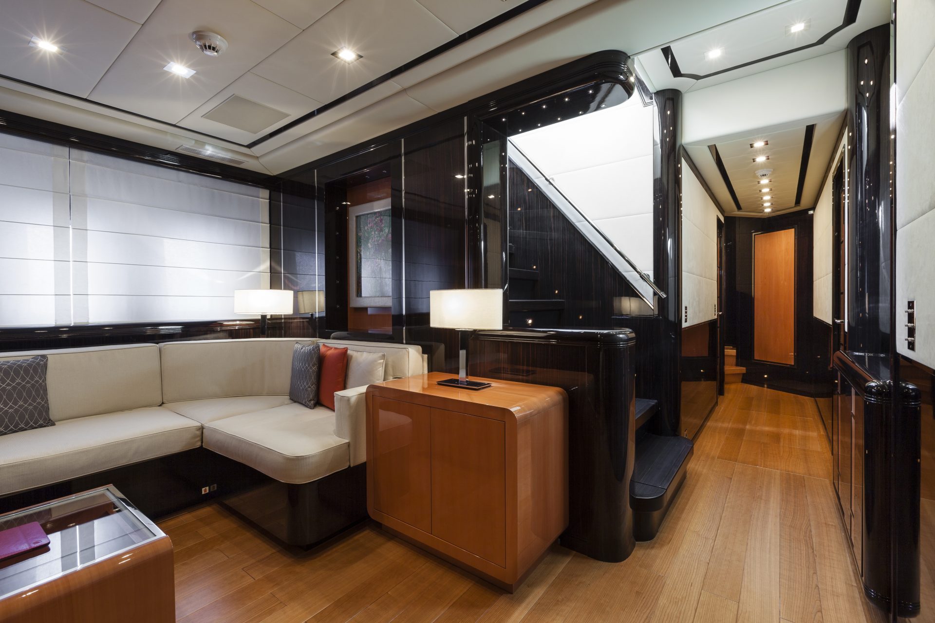 Interni eleganti di un Mangusta Yacht moderno.