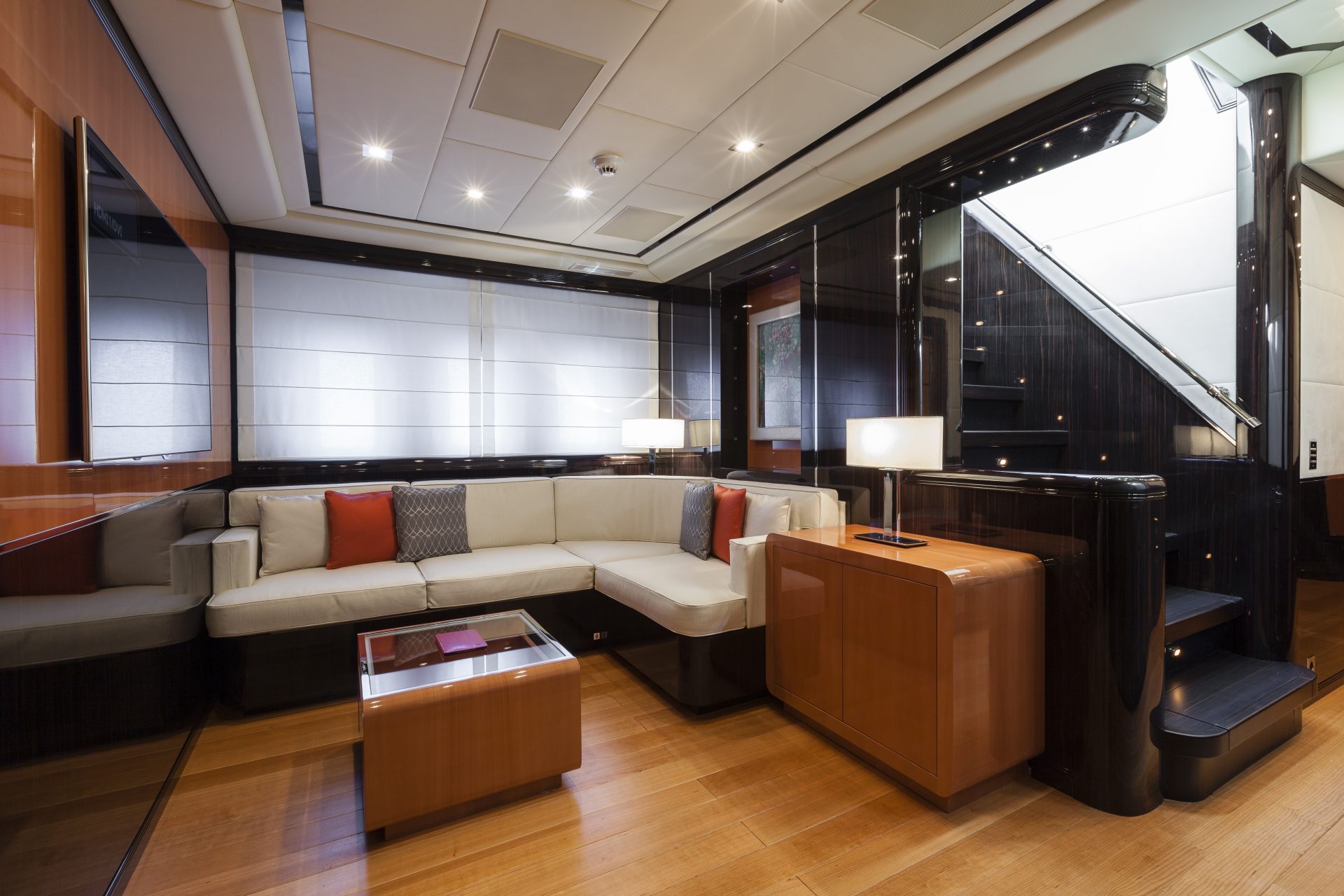 Salone elegante e moderno interno Mangusta Yachts.