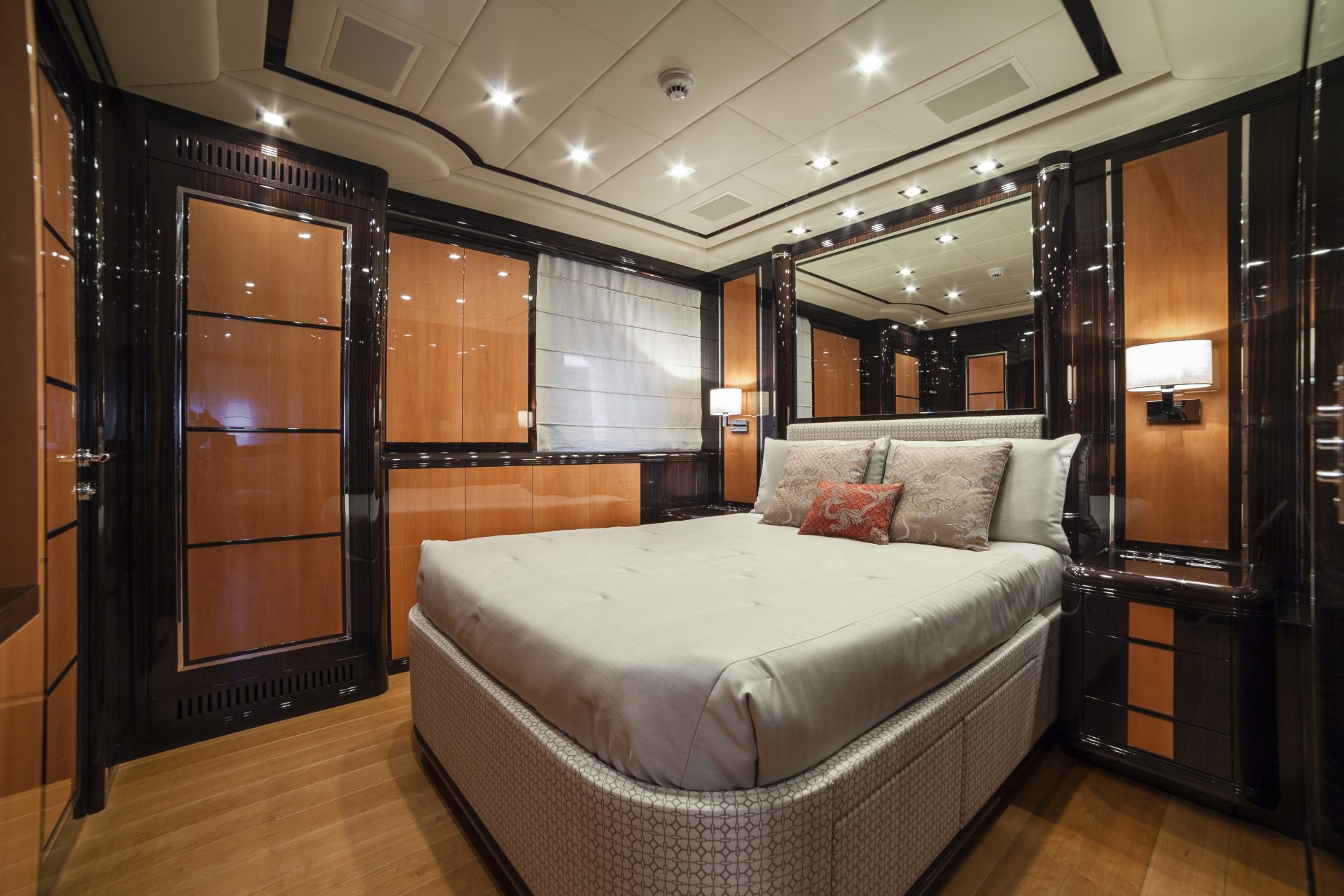 Cabina lussuosa di uno yacht Mangusta raffinato.